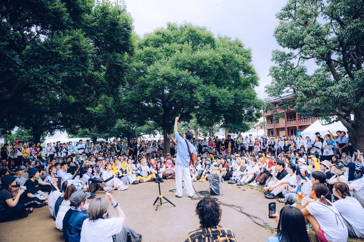 murofes's tweet photo. 【 #ムロフェス2026レポ 】

木々に囲まれた芝生の上で、観客に囲まれるように歌った畑山悠月（KALMA）。「SORA」が始まると自然と体が揺れ、アコースティックステージとは思えないほどのシンガロングが広がる。多幸感あふれる歌声が、曇り空とは裏腹にフロアを鮮やかに彩った。

pic @MmmuSic_ai
#murofes