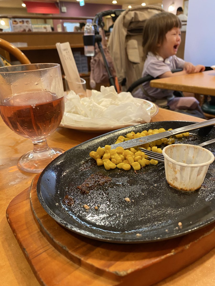 shingoris's tweet photo. サイゼリヤでランブルスコロゼ堪能❣️青豆の後はラムステーキ。ほんでタラコフォッカチオ。完璧に旨い😋 https://t.co/7Nghe3Jmn9