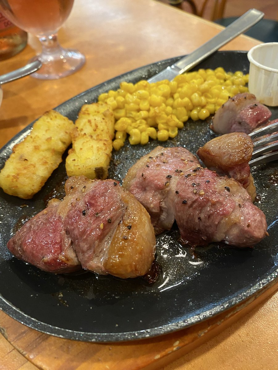 shingoris's tweet photo. サイゼリヤでランブルスコロゼ堪能❣️青豆の後はラムステーキ。ほんでタラコフォッカチオ。完璧に旨い😋 https://t.co/7Nghe3Jmn9