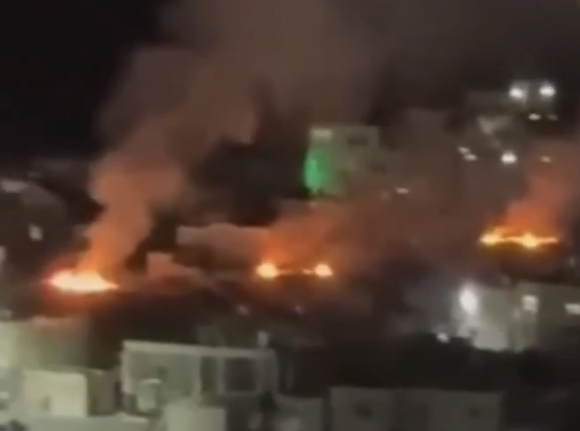 yazarmuratakan's tweet photo. Mossad destekli işgalciler, Batı Şeria ve Ramallah’ta Filistinlilerin ev, araba ve arazilerini yağmalıyor, ateşe veriyor.

Direnen Filistinliler öldürülüyor, akrabalarının evleri yıkılıyor.

İsrail basını bile bu zulmü yazarken, Tel Aviv’de bile bazı İsrailliler eylem yaparken, İslam dünyasından çıt çıkmıyor…