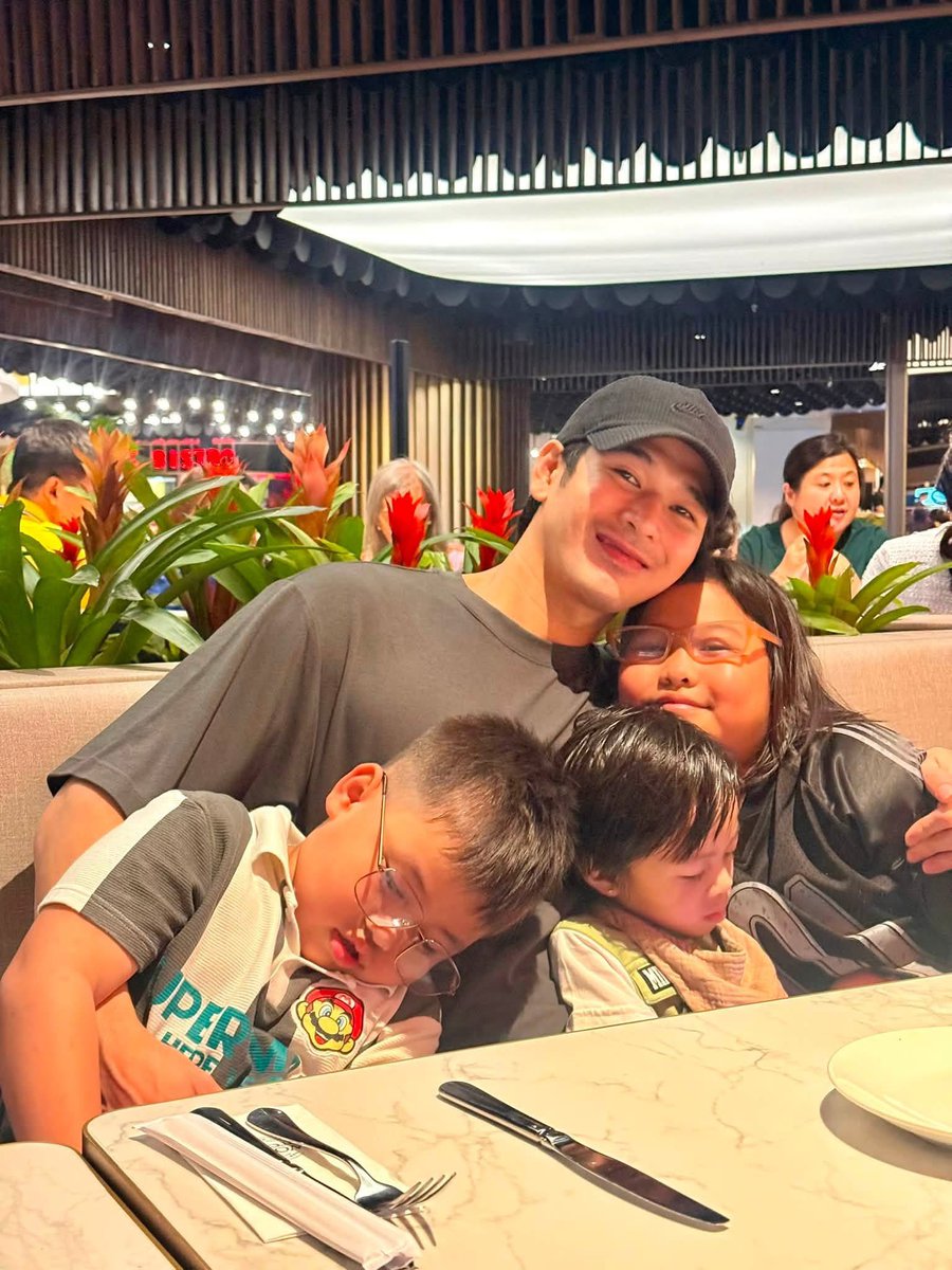 Nickaaahbells's tweet photo. wilbert with kaithy, levi and andrei AAWWHH MY HEART IS TOO SOFT FOR THIS https://t.co/qGfiYnurha