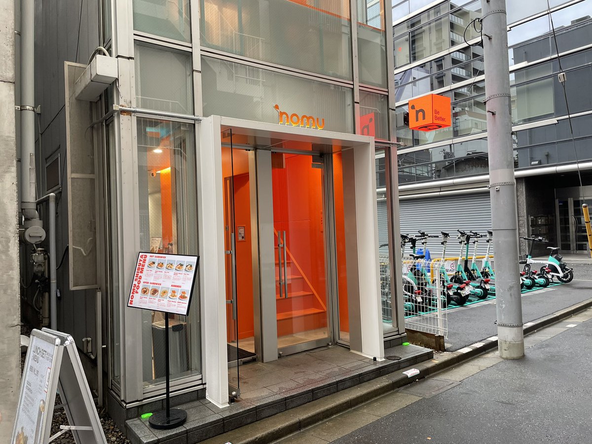 __9_23_17__'s tweet photo. 渋谷のシアターイメージフォーラムの近くにできたカフェいったんだけど、オープン記念でアプリ登録すると好きなカラーのタンブラーにコーヒーかラテ入れてくれて、さらにエコバッグももらえるというびっくりイベントしてた🫢次回からタンブラー持参したら50円引きになるみたい! https://t.co/PP4fK6j05X