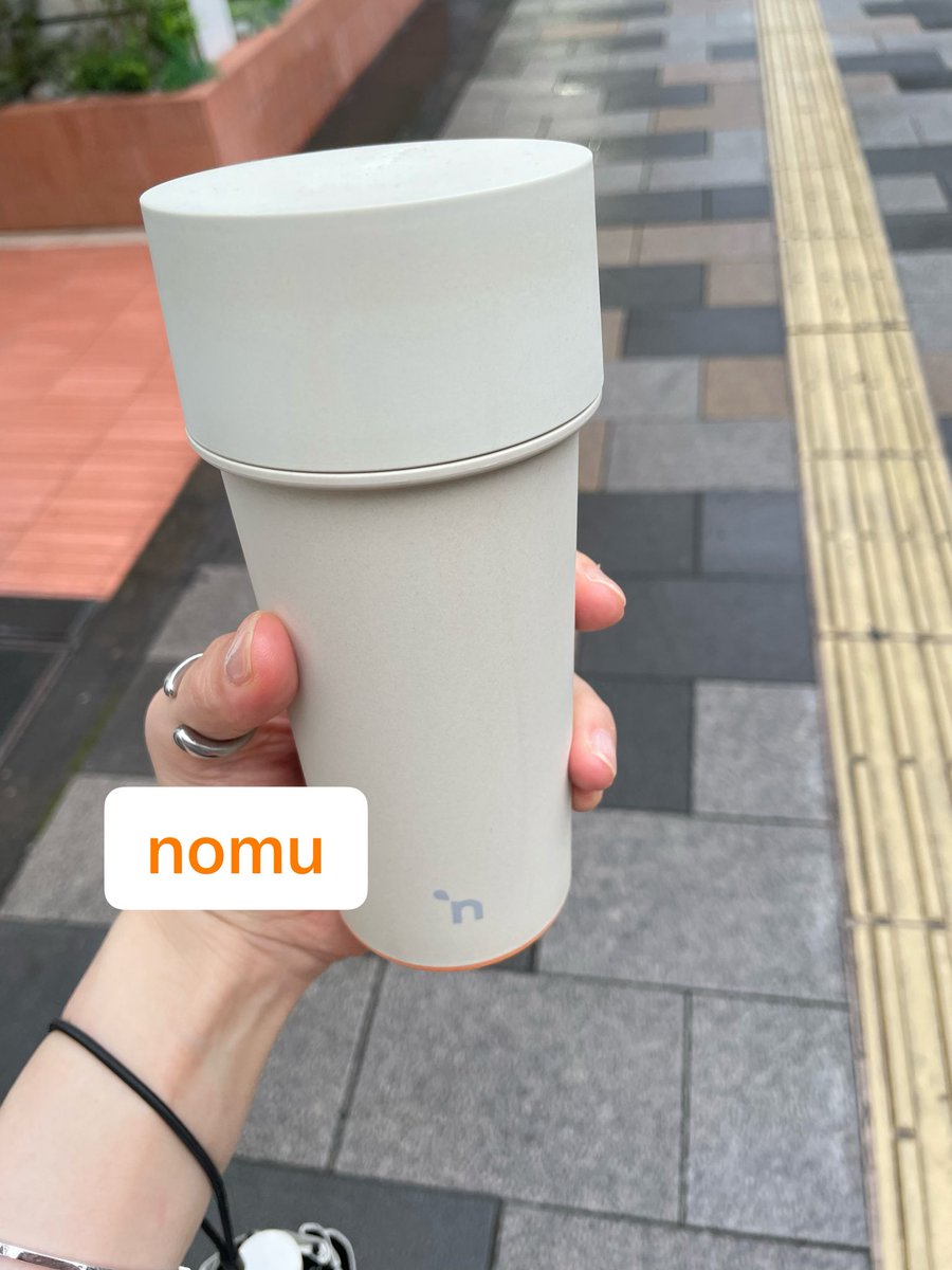 __9_23_17__'s tweet photo. 渋谷のシアターイメージフォーラムの近くにできたカフェいったんだけど、オープン記念でアプリ登録すると好きなカラーのタンブラーにコーヒーかラテ入れてくれて、さらにエコバッグももらえるというびっくりイベントしてた🫢次回からタンブラー持参したら50円引きになるみたい! https://t.co/PP4fK6j05X