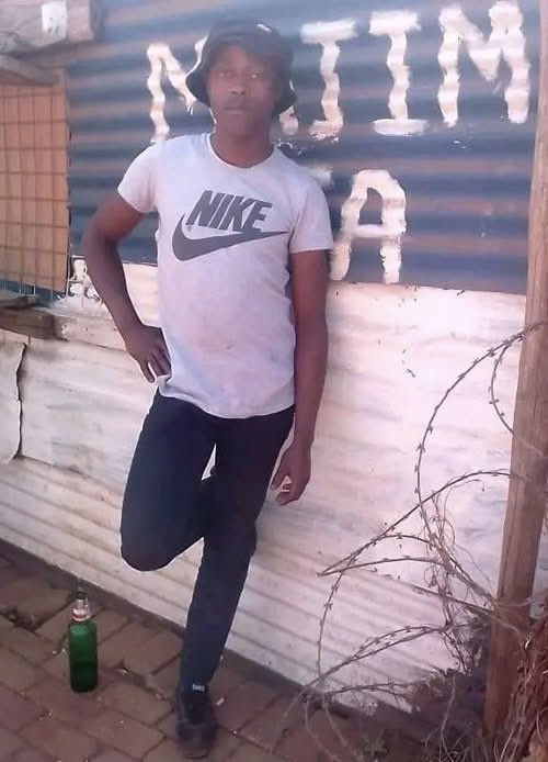 Abramjee's tweet photo. PERSON OF INTEREST SOUGHT TO ASSIST POLICE WITH MURDER INVESTIGATION

The South African Police Service in Maokeng in the Free State is appealing to members of the public for assistance in finding a man who may be able to assist police with an ongoing murder investigation.

It is alleged that on Sunday, 12 July 2026, at about 19:30, an argument broke out between the 36-year-old victim and the suspect outside a tavern at Phomolong, Maokeng. 

During the altercation, the suspect allegedly stabbed the victim multiple times on the upper body.

Emergency Medical Services responded to the scene and certified the victim dead.

Police have opened a murder case, and investigations are continuing. No arrest has been made at this stage.

Mr Thabang Paku Mohlomi (in photo), is believed to be a Lesotho national and is commonly known by the nickname "Paku." Police believe he may be able to assist with the investigation.

Anyone with information regarding his whereabouts is urged to contact Detective Sergeant Jabulani Kumalo on 073 900 4892 or the SAPS CrimeStop number 08600 10111. Information may also be shared anonymously via the MySAPSApp. All information received will be treated with strict confidentiality.