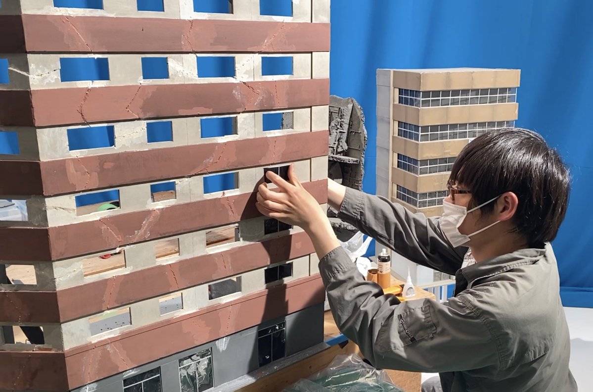 tokuken20091's tweet photo. 当初、このビルに名前はありませんでしたが、わしのビルが！のセリフをもじって鷲野ビルジングという看板をつけたら、監督に気に入っていただけたのか逆輸入（？）される形で社長の名前が「鷲野」になりました。
昭和100年でも健在の大企業です。

#タローマン
#ミニチュア https://t.co/j1iit13co2