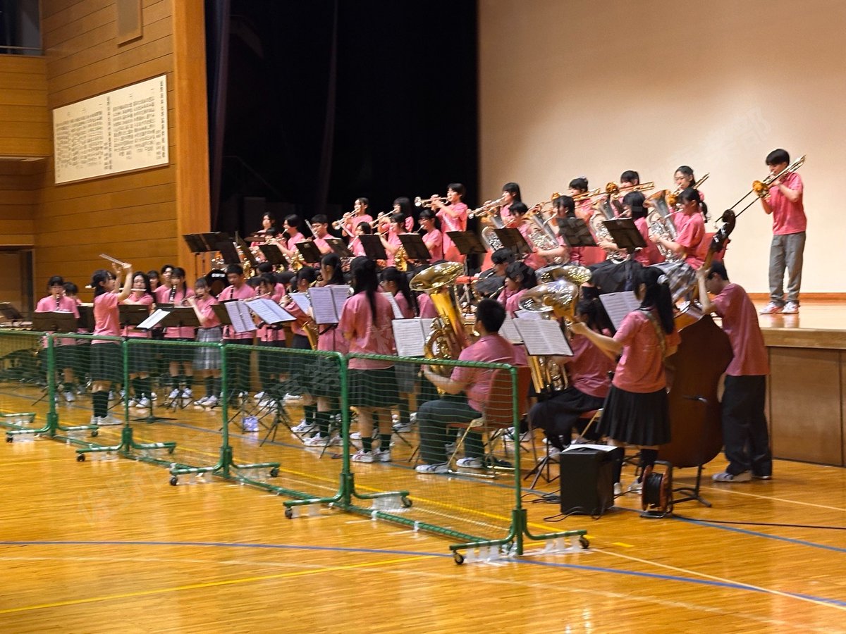 sanichi_brass's tweet photo. みなさんこんにちは！佐日ブラスです🌸
6/27は顕桜祭でした！沢山のお客様に音を届けられて嬉しかったです🎺3年生のポップスステージはこれで最後となり、OBOGの先輩方も駆けつけてくれました😭次はコンクールです！本番へ向け頑張りますので応援よろしくお願いします🙇
#吹奏楽 #文化祭 #佐日ブラス https://t.co/m8Wq1WX3sc
