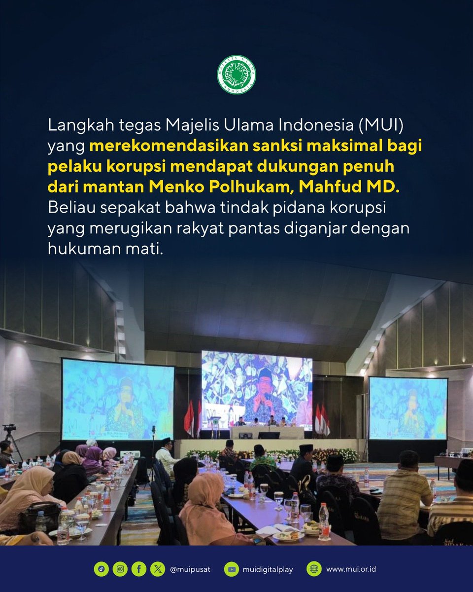 muipusat's tweet photo. Rekomendasi Majelis Ulama Indonesia (MUI) yang mendesak penerapan hukuman mati bagi para pelaku tindak pidana korupsi memantik dukungan dari berbagai pihak. Salah satu dukungan kuat datang dari mantan Menko Polhukam, Mahfud MD.

Menariknya, Mahfud MD meluruskan sebuah fakta penting: dorongan dari MUI ini bukanlah upaya untuk mengarang norma hukum yang baru. Ini murni sebuah desakan tajam agar penegak hukum tidak ragu menjalankan regulasi yang sudah lama disahkan.

Faktanya, pemberian sanksi maksimal berupa pidana mati bagi koruptor pada kondisi tertentu sudah dijamin kesahannya oleh konstitusi kita, tepatnya melalui UU Nomor 31 Tahun 1999 tentang Pemberantasan Tindak Pidana Korupsi.

#MUI #KUII2026 #MahfudMD #BerantasKorupsi #HukumIndonesia