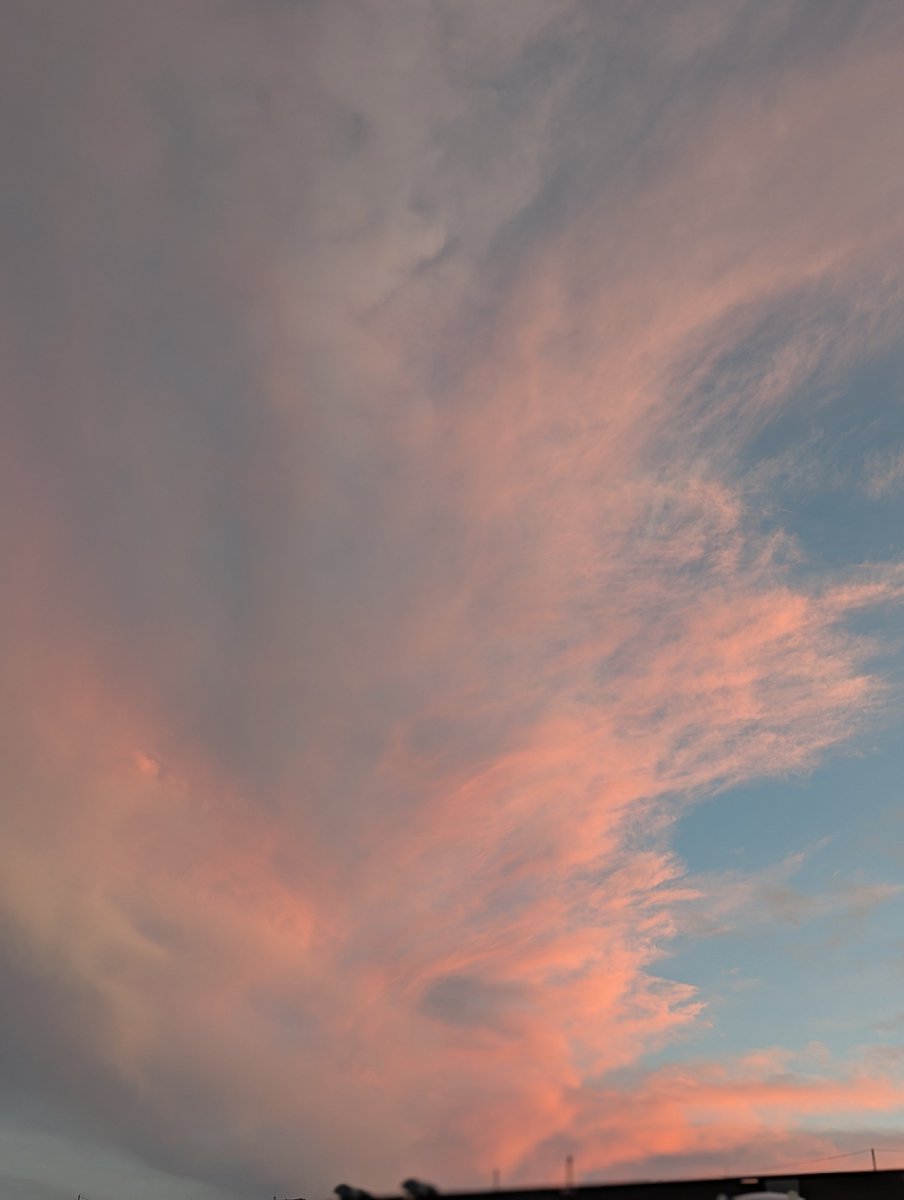 N_B_James's tweet photo. Last light of Saturday https://t.co/m3NzomtidJ