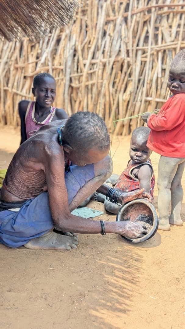 Jamila550337's tweet photo. @GovUganda 40yrs in power look at your people the people who stays in the region were gold and diamond is mined are dieing of hunger after chasing them on their land because of minerals Rwandan government Ugandans didn’t elect you free Ugandans please https://t.co/FR9yEfk6d5