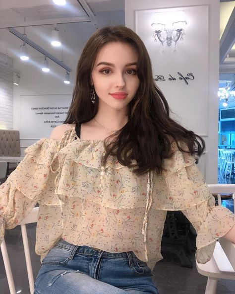 katijacky's tweet photo. Casual chic in a flowy floral topoff-shoulder vibes, soft ruffles, and denim for a laid-back, weekend-ready look
YWz https://t.co/kk0kRiCwCG