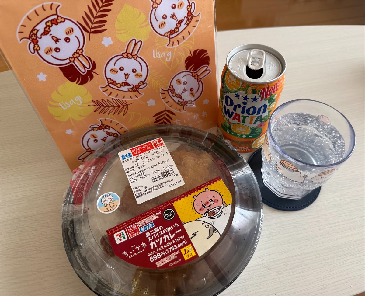 u11mnt's tweet photo. 今日のお昼ごはんは
島二朗のカツカレーと炭酸です✌🏻
うさぎのマルチクロス探して回ったけど、一番近所のセブンに残ってた〜😭 https://t.co/AJ8fAOb7qS