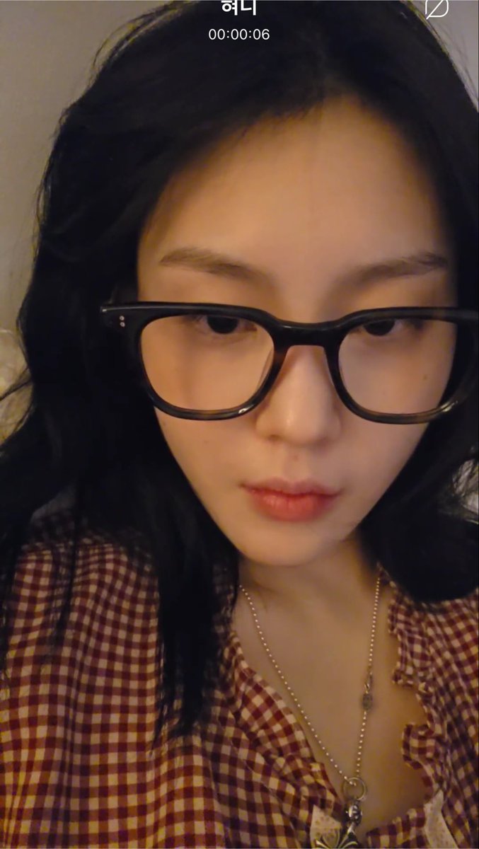 softchaehyun's tweet photo. chaehyun bare face live 😭 https://t.co/ch8BUh7xRk