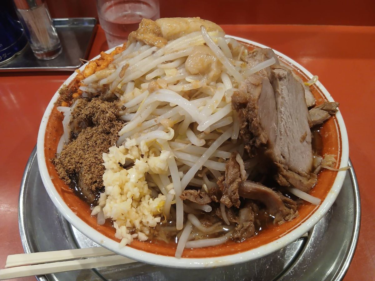 handai_ramenlab's tweet photo. 【 #ラーメン太郎 】
スープまで旨いラーメン太郎でディナー🍷🌙✨天かす&amp;魚粉まで無料トッピング可能🐽
受け皿が大きいので天地返し🔄に躊躇なくトライできるのが嬉しい😁 #二郎 #天かす https://t.co/EjBpkmle8S