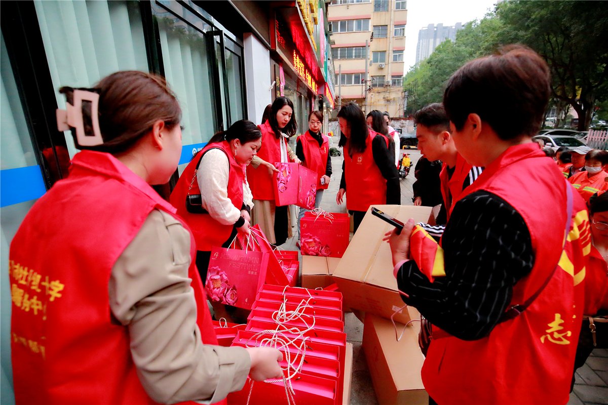 TemeltasZafer's tweet photo. Just spent this weekend packing 500 care packages for local elderly residents—warm hands, full hearts, and so much joy from seeing their smiles when we dropped them off!  #VolunteerLife #CommunityLove https://t.co/Bje09DkQ3j