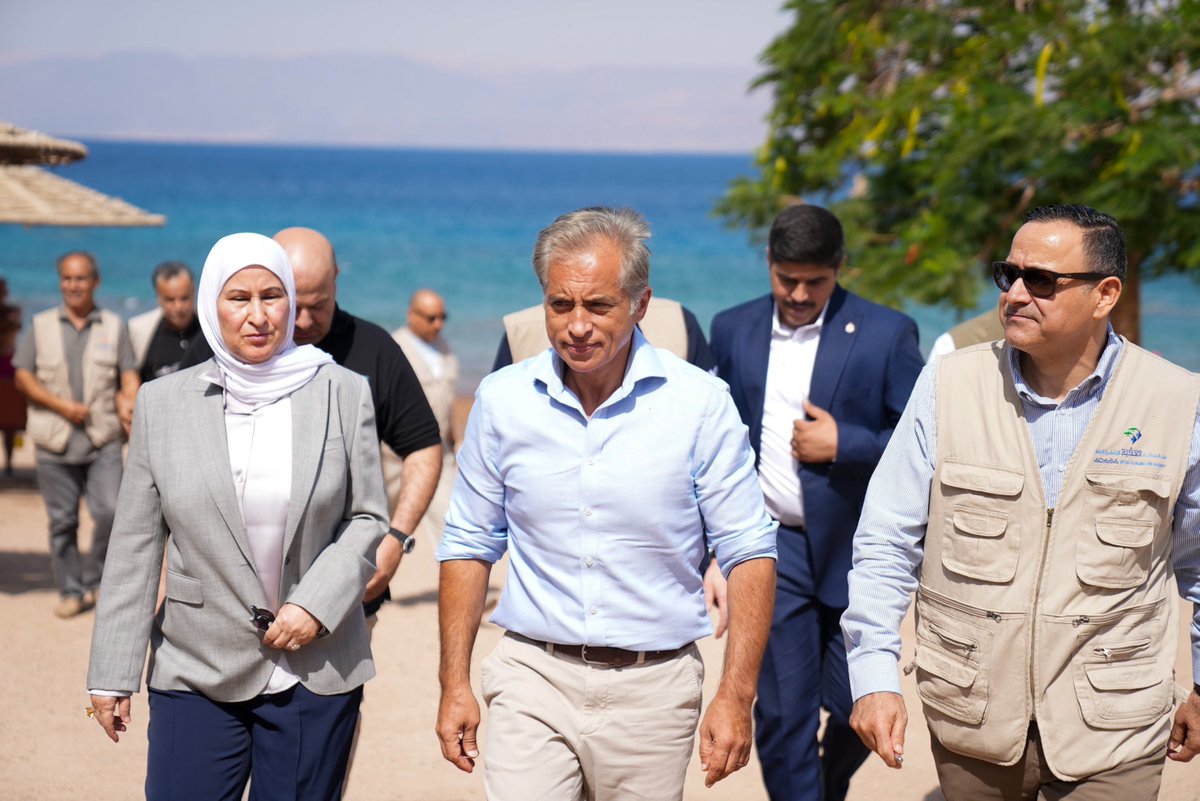 PrimeMinistry's tweet photo. رئيس الوزراء الدكتور جعفر حسَّان يزور محميَّة العقبة البحريَّة، بعد صدور قرار منظمة الأمم المتَّحدة للتَّربية والعلم والثَّقافة (اليونسكو) بإدراجها على قائمة التُّراث العالمي، ويشيد بجهود القائمين على هذا الإنجاز الوطني، ويؤكِّد ضرورة البناء عليه لتعزيز مكانة العقبة سياحيَّاً وبيئيَّاً واقتصاديَّاً.
 
إدراج المحميَّة على قائمة التُّراث العالمي يأتي تقديراً لما تتمتَّع العقبة به من تنوُّع حيوي بحري فريد، وحماية للأنواع والنُّظم البيئيَّة البحريَّة والشِّعاب المرجانيَّة.
 
المحميَّة تحتضن أكثر من 150 نوعاً من الشِّعاب المرجانيَّة وأكثر من 500 نوع من الأسماك ونحو 1000 نوع من الكائنات النَّادرة والمهدَّدة، بما يجعلها من أكثر المناطق البحرية تنوعاً على مستوى الإقليم والعالم.
#العقبة