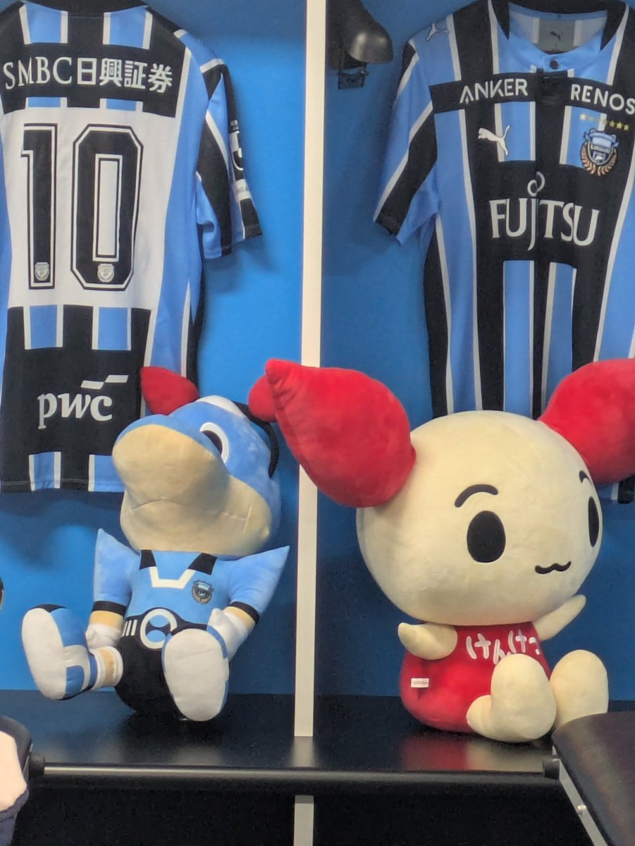pixy1010tk's tweet photo. 今日は献血🫶
等々力スタジアムのロッカールーム献血に参加しました⚽
スタッフさんにお願いしたら、ユニフォームOKということで、素晴らしい体験になりました🤝
フロンターレと赤十字のスタッフさん…
カブレラ君
ありがとうございました😊
#サッカー献血 https://t.co/XFe3ciabPz