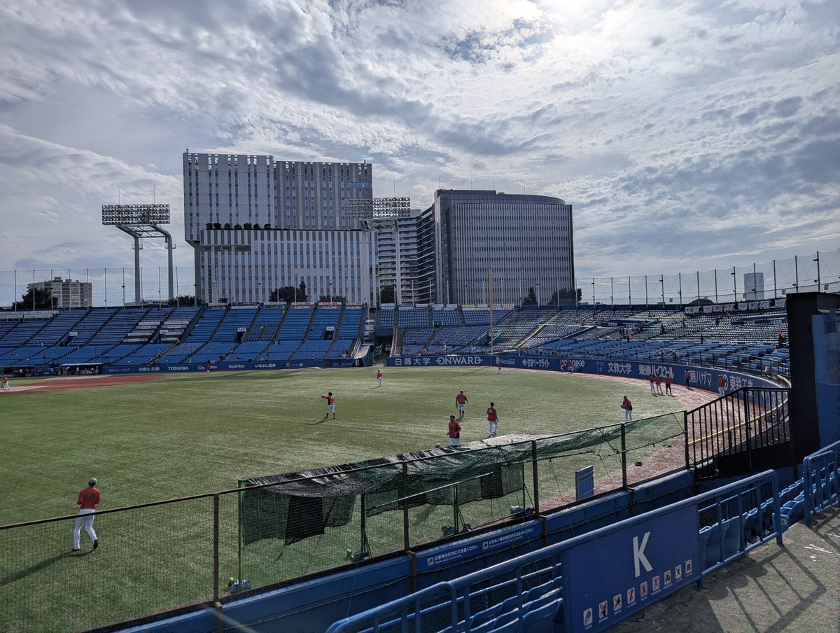 Shige7710's tweet photo. 神宮球場に来ました。
オールスター前最後の試合ここから試合観戦楽しみます。
とりあえず試合開始まで今季初のパイン氷食べながら待とうと思います。
#swallows https://t.co/G2F3c4G2eT
