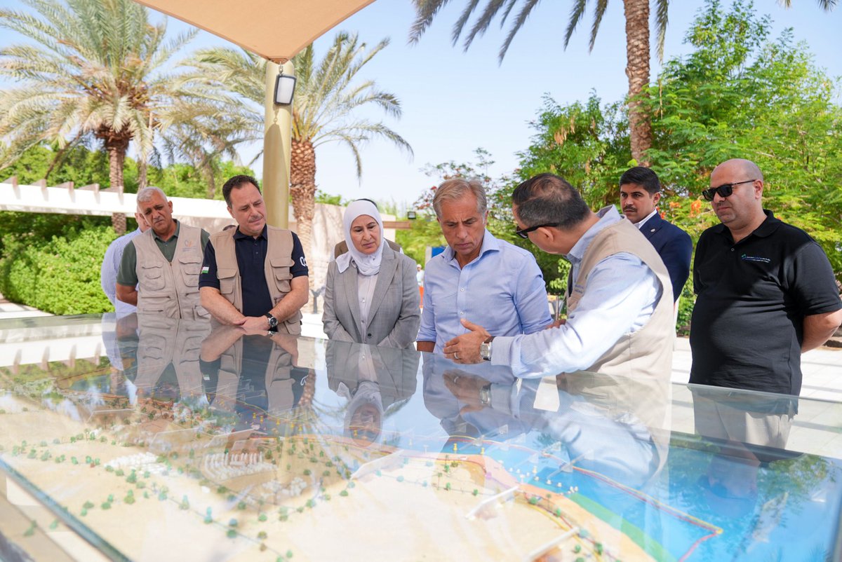 Petranews's tweet photo. #عاجل || رئيس الوزراء الدكتور جعفر حسَّان يزور محميَّة العقبة البحريَّة، بعد صدور قرار منظمة الأمم المتَّحدة للتَّربية والعلم والثَّقافة (اليونسكو) بإدراجها على قائمة التُّراث العالمي، ويشيد بجهود القائمين على هذا الإنجاز الوطني، ويؤكِّد ضرورة البناء عليه لتعزيز مكانة العقبة سياحيَّاً وبيئيَّاً واقتصاديَّاً.  

إدراج المحميَّة على قائمة التُّراث العالمي يأتي تقديراً لما تتمتَّع العقبة به من تنوُّع حيوي بحري فريد، وحماية للأنواع والنُّظم البيئيَّة البحريَّة والشِّعاب المرجانيَّة. 

 المحميَّة تحتضن أكثر من 150 نوعاً من الشِّعاب المرجانيَّة وأكثر من 500 نوع من الأسماك ونحو 1000 نوع من الكائنات النَّادرة والمهدَّدة، بما يجعلها من أكثر المناطق البحرية تنوعاً على مستوى الإقليم والعالم.

#بترا #الأردن #العقبة
