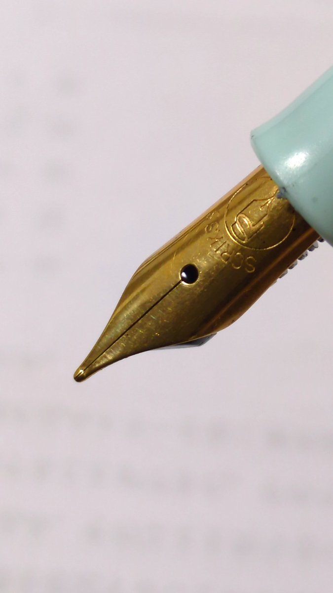 penleatherink's tweet photo. scrikss、お安い万年筆なのでインナーキャップがないっぽいんですけど、ニブとペン芯の間でインクビチョビチョすぎて天冠のネジのスキマからインクが漏れいづるので、インナーキャップって偉大だったんだなあと思うなど https://t.co/jgS8UOuGpP