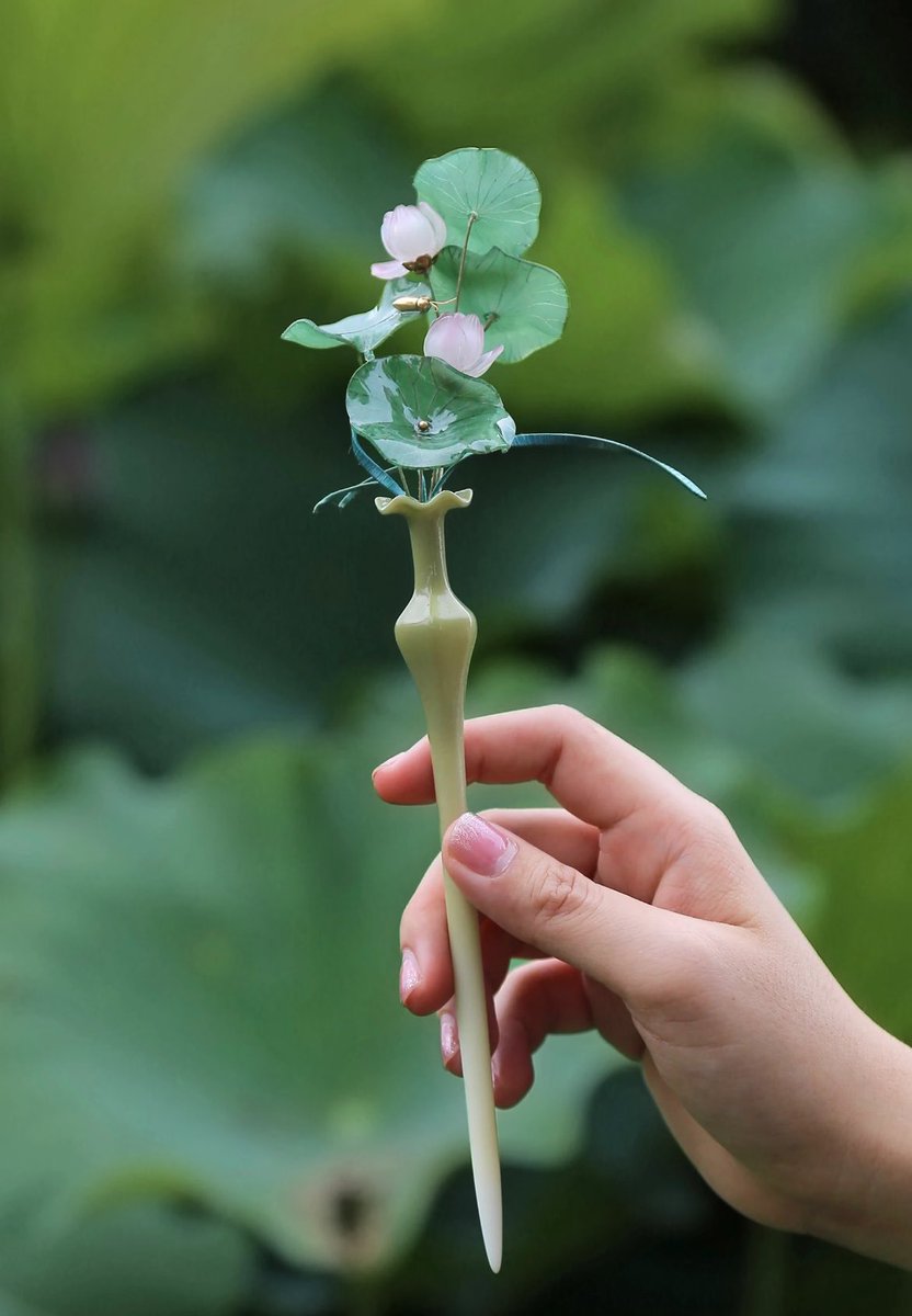 dovis65906's tweet photo. 「花瓶簪」，花瓶簪起源於宋朝（又是宋朝這個個審美巔峰的時代），將簪飾與花藝結合，根據不同的時令更換花卉，不過如今製作花瓶簪的人，我查了一下，花樣有很多，太內捲了……（古代基本是插真花） https://t.co/fsyl58XpsE