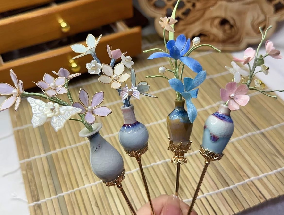 dovis65906's tweet photo. 「花瓶簪」，花瓶簪起源於宋朝（又是宋朝這個個審美巔峰的時代），將簪飾與花藝結合，根據不同的時令更換花卉，不過如今製作花瓶簪的人，我查了一下，花樣有很多，太內捲了……（古代基本是插真花） https://t.co/fsyl58XpsE