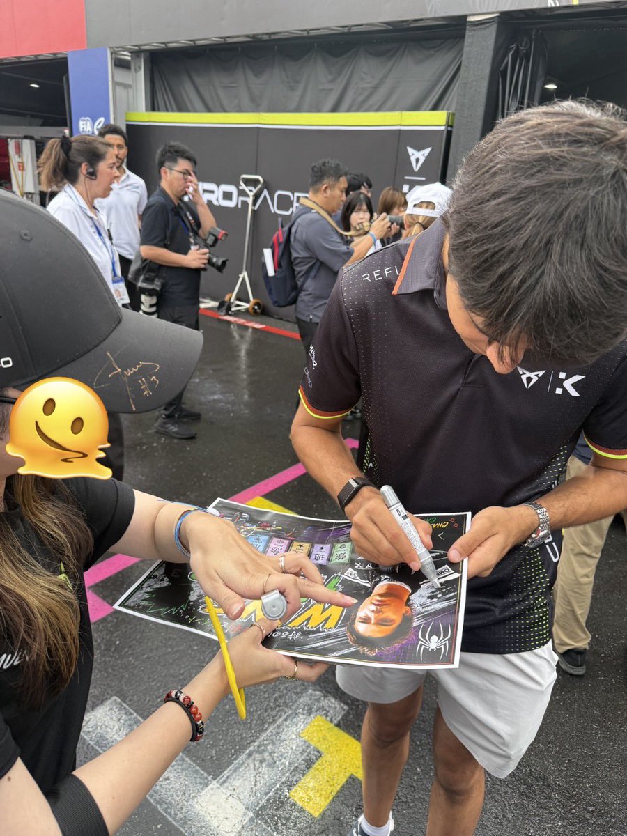 naaaa2348's tweet photo. ペペから来年に向けてボードのお直しリクエストがあったから、速攻直してピットウォークに持っていったら、ミトグリ後来てくれた😭😭
名前入りでサインもらったけど、ひらがなカタカナ勉強してるらしく、来年は日本語で書いてくれるって！！！！！
#fejp #formulaE #TokyoEprix #cuprakiro #pepemarti https://t.co/CbGtglLsGl