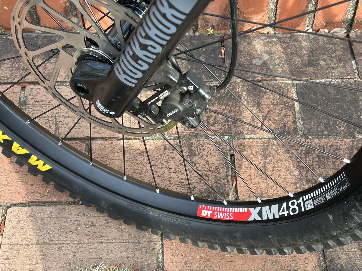 avalanche79mt's tweet photo. 純正リムからDTswiss481へ！
チューブやめてチューブレスレディへ！
鈍感だけど転がり全然違う〜
自転車屋さんありがとう！ https://t.co/pviByjcjWw
