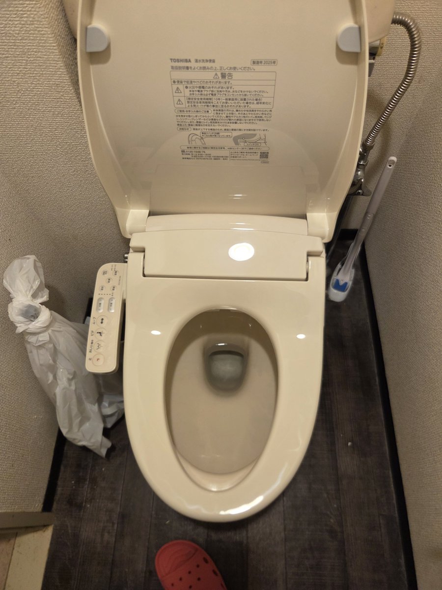 tomokomitomoko's tweet photo. @SP500TARO500 あら、うちも最近同じの変えたんですわよTOSHIBAさん
今どきの便器サイズらしく少し幅が合わなかったわ https://t.co/5smC03MVLD
