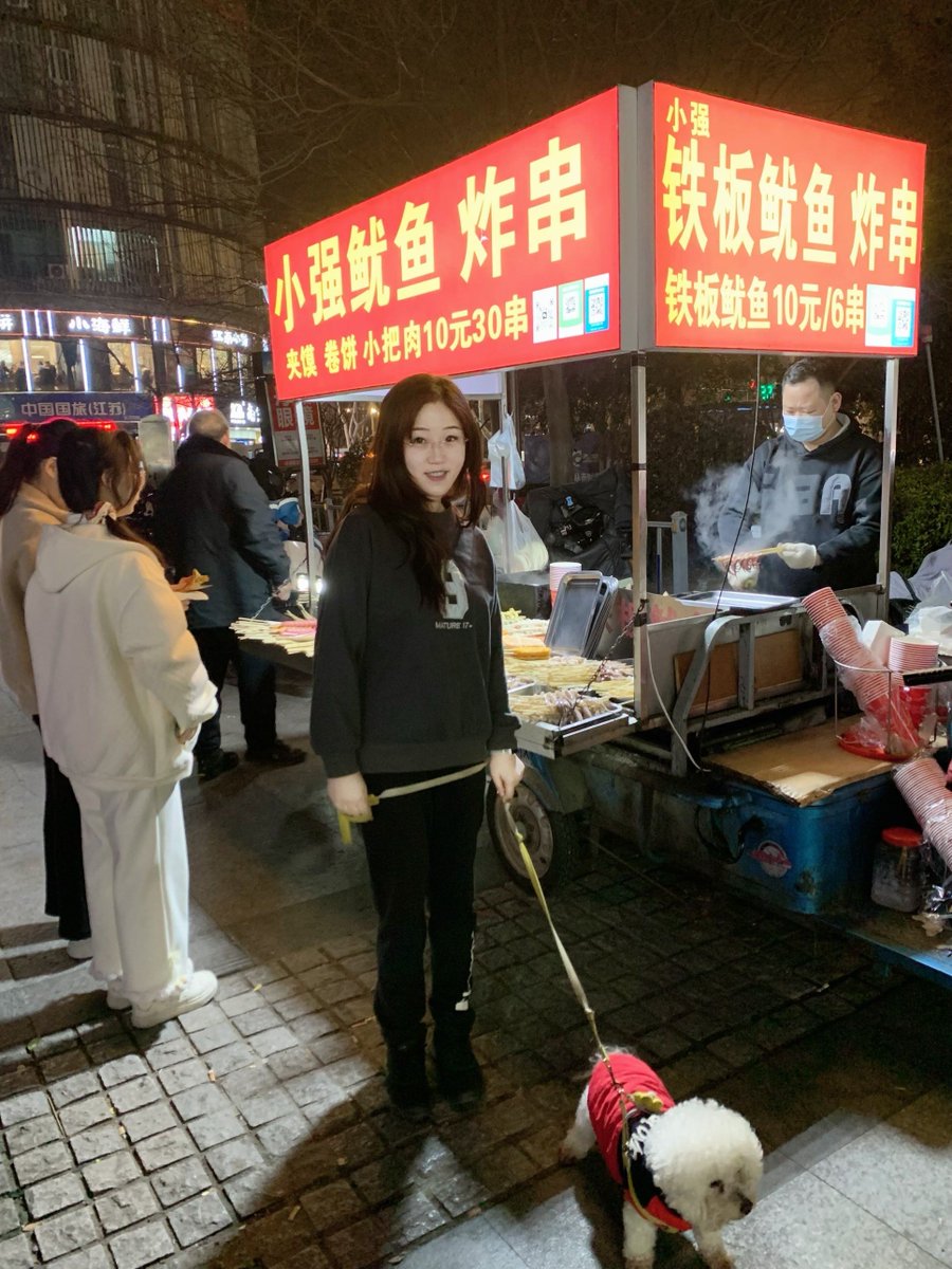 alishokka's tweet photo. Craving late-night street vibes Got a warm crispy fried squid skewer right here  Perfectly seasoned, chewy yet crunchy, grab one before they sell out! https://t.co/lCCGupt55z