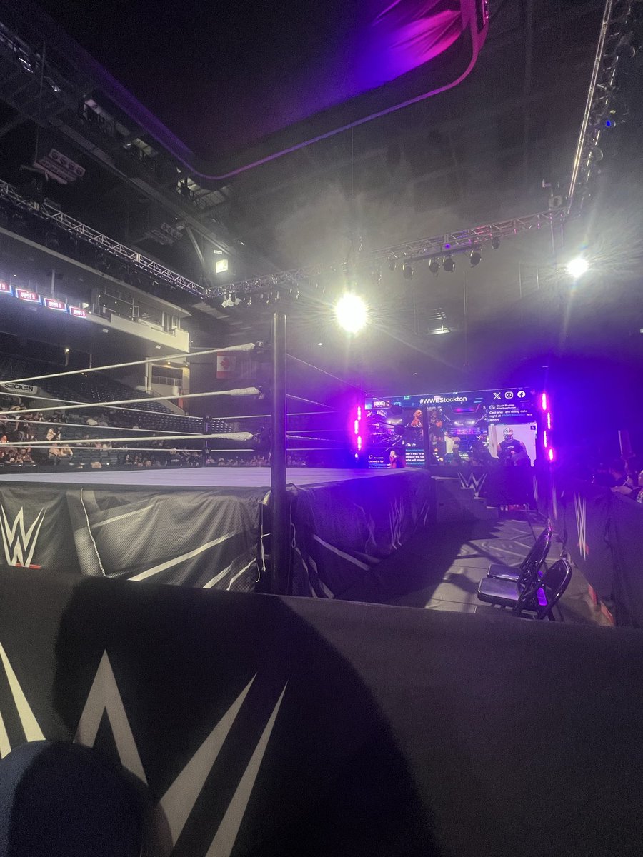 GermanJuache's tweet photo. FIRST TIME SEATING FRONT ROW #WWESTOCKTON https://t.co/VfVt7ZIsT8