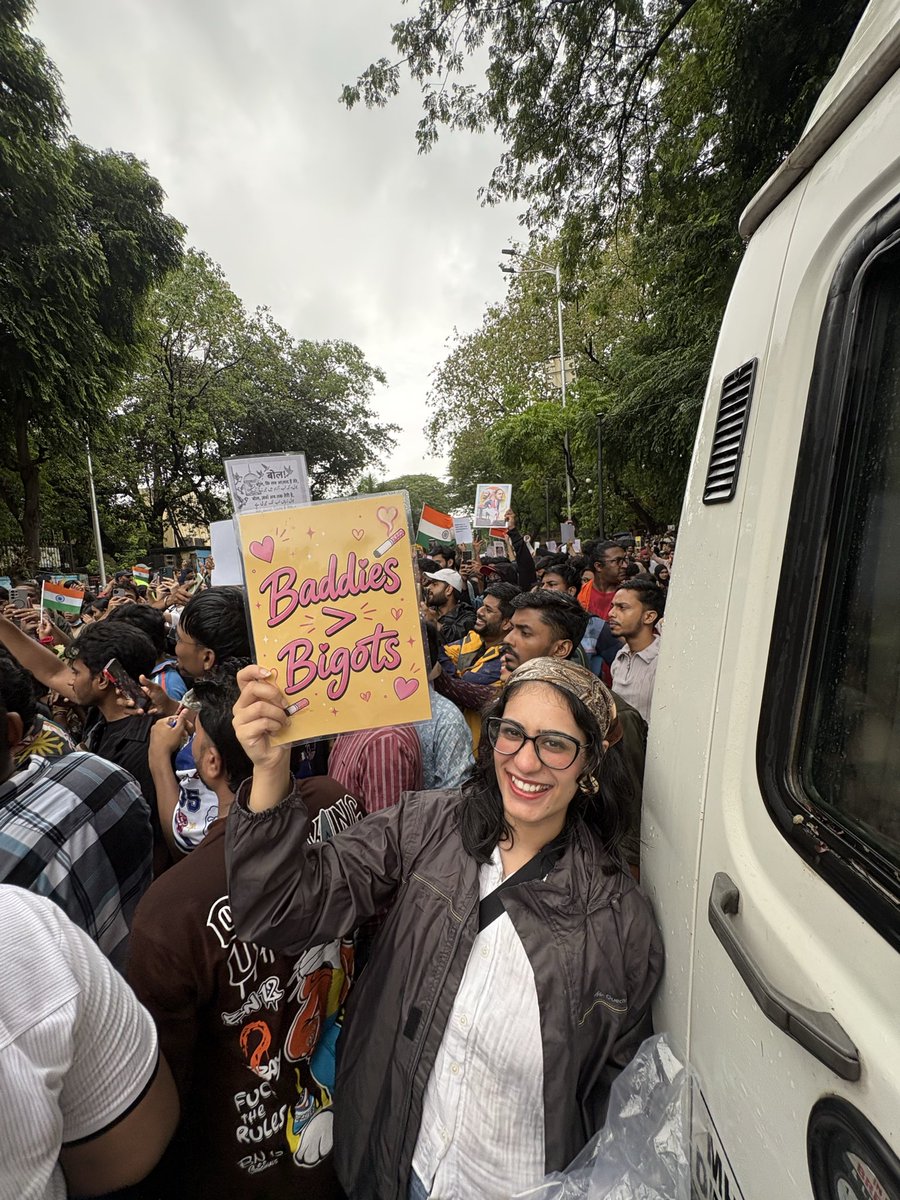 JayatiVats's tweet photo. Mumbai showed up in large numbers today! Such infectious energy 🇮🇳🫶
There were people distributing roses, toffees, water bottles, etc.
Beautiful, beautiful sight!

Also, I know my posters are giving chronically online Gen Z and I’m here for that!! 🤝 https://t.co/oFmHIZXOpn