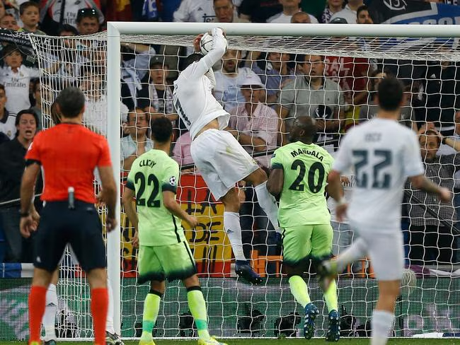 JColtYT's tweet photo. @5peatNel Question is: How are Ronaldo fans ok with this? Shameless robberies by your "goat". Fucking fraud. https://t.co/QuwdOmmkLi
