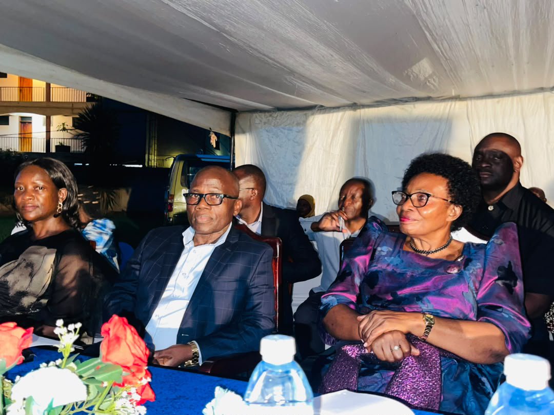 BugandaKingdom_'s tweet photo. Abantu ba Kabaka mu Kyaddondo bakumye ekyoto ky'amatikkira ga Ssaabasajja Kabaka ag'omulundi ogwa 33 ku mbuga y'e Ssaza e Kasangati. 

Omugenyi Omukulu ku kyoto kino abadde Minisita w'enkulaakulana y'Abantu Oweek. Choltilda Kikomeko, ng’ono ayaniriziddwa Omwami w’e Ssaza Hajji Ahmed Matovu Magandazi, Omumyuka wa Kaggo Asooka Mw. Ronald Mpagi, Omukiise w’e Ssaza mu Lukiko lwa Buganda Oweek. Jane Francis Lukwago, Abaami ba Ggombolola okubadde Musaale Busukuma, Mutuba I Nangabo, Mumyuka Nakawa, Mutuba etaano Kawempe n’Olukiiko lw'e Ssaza olukulembeze. 

Abantu abeetabye ku kyoto babadde bangi ddala era nga banyumiddwa obubaka okuva mu basomesa ab’enjawulo okuli; Mw. Ssali Damascus, Omulezi w’e Ssaza Oweek. Nabukenya Christine, Omusawo Dr. Ndugga Frank n’abalala bangi.

Ebisomeseddwa byonna byesigamiziddwa ku kukuuma obuwangwa n’okwetangira endwadde eziva mu bukyafu okugeza Ebola.

Omwami w'Essaza Kyaddondo, Kaggo Oweek Hajji Ahmed Magandaazi Matovu, asanyukidde nnyo amasomero agaweerezza Abaana mu nteekateeka eno, neyebaza Ssentebe w’Abavubuka mu Ssaza Muddu Thomas, n’abaweereza mu Ssaza ku mitendera egy’enjawulo abakoze obutassa mukka okusobozesa enteekateeka okutambula obulungi. 

Oweek. Choltilda Nakate Kikomeko, asanyukidde entegeka y’omukolo n'ategeeza nga bwe gwongedde okujjayo ekitiibwa ky’Ekyoto mu Buganda. Ajjukizza Abantu ba Kabaka bonna ku ntekateeka z’Obwakabaka, omuli n’Amatikkira wiiki ejja, era n’abasaba okwenyigiramu. 

Ebikujjuko bino byetabiddwaako Abantu ba Ssaabasajja okuva mu Kyaddondo, Abakulembeze, Amasomero, n’Abawereza. 

Wabula wadde nga Ekyoto ekikulu mu Buganda kibadde ku Mbuga y’e Ssaza Kyaddondo e Kasangati, ebyoto ku Mbuga z'e Ggombolola zonna okwetoloola Obuganda bikumiddwa mu buwufu bw'omulamwa, "Tubeere bavumu mu kukuuma obuwangwa bwaffe".