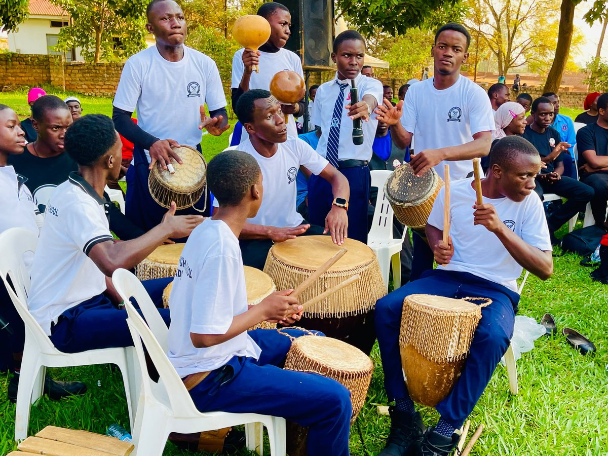 BugandaKingdom_'s tweet photo. Abantu ba Kabaka mu Kyaddondo bakumye ekyoto ky'amatikkira ga Ssaabasajja Kabaka ag'omulundi ogwa 33 ku mbuga y'e Ssaza e Kasangati. 

Omugenyi Omukulu ku kyoto kino abadde Minisita w'enkulaakulana y'Abantu Oweek. Choltilda Kikomeko, ng’ono ayaniriziddwa Omwami w’e Ssaza Hajji Ahmed Matovu Magandazi, Omumyuka wa Kaggo Asooka Mw. Ronald Mpagi, Omukiise w’e Ssaza mu Lukiko lwa Buganda Oweek. Jane Francis Lukwago, Abaami ba Ggombolola okubadde Musaale Busukuma, Mutuba I Nangabo, Mumyuka Nakawa, Mutuba etaano Kawempe n’Olukiiko lw'e Ssaza olukulembeze. 

Abantu abeetabye ku kyoto babadde bangi ddala era nga banyumiddwa obubaka okuva mu basomesa ab’enjawulo okuli; Mw. Ssali Damascus, Omulezi w’e Ssaza Oweek. Nabukenya Christine, Omusawo Dr. Ndugga Frank n’abalala bangi.

Ebisomeseddwa byonna byesigamiziddwa ku kukuuma obuwangwa n’okwetangira endwadde eziva mu bukyafu okugeza Ebola.

Omwami w'Essaza Kyaddondo, Kaggo Oweek Hajji Ahmed Magandaazi Matovu, asanyukidde nnyo amasomero agaweerezza Abaana mu nteekateeka eno, neyebaza Ssentebe w’Abavubuka mu Ssaza Muddu Thomas, n’abaweereza mu Ssaza ku mitendera egy’enjawulo abakoze obutassa mukka okusobozesa enteekateeka okutambula obulungi. 

Oweek. Choltilda Nakate Kikomeko, asanyukidde entegeka y’omukolo n'ategeeza nga bwe gwongedde okujjayo ekitiibwa ky’Ekyoto mu Buganda. Ajjukizza Abantu ba Kabaka bonna ku ntekateeka z’Obwakabaka, omuli n’Amatikkira wiiki ejja, era n’abasaba okwenyigiramu. 

Ebikujjuko bino byetabiddwaako Abantu ba Ssaabasajja okuva mu Kyaddondo, Abakulembeze, Amasomero, n’Abawereza. 

Wabula wadde nga Ekyoto ekikulu mu Buganda kibadde ku Mbuga y’e Ssaza Kyaddondo e Kasangati, ebyoto ku Mbuga z'e Ggombolola zonna okwetoloola Obuganda bikumiddwa mu buwufu bw'omulamwa, "Tubeere bavumu mu kukuuma obuwangwa bwaffe".