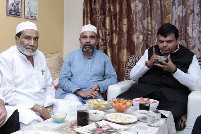 KawleDharmesh's tweet photo. @keshavupadhye केशव बावळटा, तुमचे नेते टोपी घालून दाढी कुरवाळून खरकटी बिर्याणी खाऊन बांग देतात.
2017 मध्ये ऐनवेळी युती तोडली. 2019 मध्ये दिलेला शब्द पाळला नाही व अजित पवारांसोबत रात्रीस खेळ करून पहाटे शपथविधी केला.
हजारो कोटींचा घोटाळा करणारे शुद्ध करून भाजपात घेतले तेव्हा श्रीराम आठवले नव्हते. https://t.co/yJ5T9UdFuU