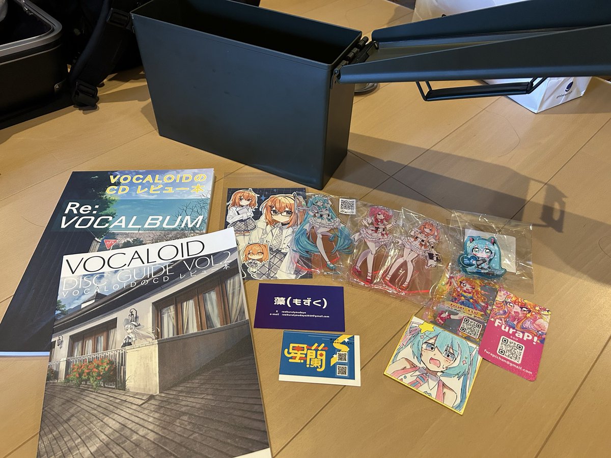 kenjisystem's tweet photo. ボーマスお疲れ様でした！
やっと帰宅！この中には戦利品いれてました！
取り敢えず開封の儀！！

文月さんのボカロレビュー本、やっと買えました！
あとふらぴさんに会えたのも良かった🖐️

新幹線で読んでたので続きを読まねば

#ボーマス63 
お疲れ様でしたー！ https://t.co/cBv5km92gg