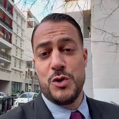 kubernan's tweet photo. Sébastien Delogu, député LFI des quartiers Nord de Marseille.

Regardez-le bien. Né le 8 juin 1987 à Marseille. Père chauffeur de taxi d’origine arménienne et italienne, mère vendeuse et syndicaliste CGT. Grandit à la cité Consolat, 15e arrondissement. 

Son seul diplôme officiel : le permis de taxi. Neuf ans de nuit à la station Jean-Ballard du Vieux-Port. En 2016, il devient le porte-parole des taxis marseillais en grève contre Uber. Le slogan : « Pas de taxi, pas d’impôt, pas de lits d’hôpitaux ». 

C’est là qu’il croise LFI. En 2017, il rejoint le mouvement. En 2022, il est élu député de la 7e circonscription des Bouches-du-Rhône. Réélu en 2024 dès le premier tour avec près de 60 %. Le chauffeur de taxi devenu député. Le récit est parfait. Trop parfait.

Le personnage aime le symbole. En mai 2024, il brandit un drapeau palestinien en pleine séance à l’Assemblée pendant le débat sur la reconnaissance de l’État de Palestine. Suspension de quinze jours, retenue sur indemnité. Il ironise. Il assume. C’est son style : la provocation comme méthode, le coup d’éclat comme stratégie.

Puis viennent les errements. 

En mars 2023, en marge d’une manifestation contre la réforme des retraites devant le lycée Saint-Exupéry, il est accusé d’avoir donné des coups de pied dans les chevilles d’un proviseur adjoint et d’une CPE. Condamné en 2025 pour violences aggravées. L’élu des quartiers qui tape sur des cadres de l’Éducation nationale. Le symbole se fissure.

Plus grave encore : l’affaire des documents. Il diffuse sur Instagram des papiers privés volés à un entrepreneur marseillais, Isidore Aragones, qu’il accuse de liens avec Israël. Recel de vol, atteinte au secret des correspondances, divulgation d’informations personnelles. Procès renvoyé à octobre 2026. Cinq ans de prison, 750 000 euros d’amende, et surtout l’inéligibilité en ligne de mire. L’homme qui se présente comme le défenseur des opprimés se retrouve poursuivi pour avoir publié des documents dérobés. LFI tente de le défendre en parlant de signalement de malversations. La justice, elle, voit autre chose.

Il y a aussi le silence gênant. En Algérie, il s’en prend à Bruno Retailleau mais reste muet sur le sort de Boualem Sansal et Christophe Gleizes. LFI prend ses distances. Le tribun des quartiers Nord découvre que la géopolitique n’est pas un simple drapeau à brandir.

Sébastien Delogu n’est pas un intellectuel. Ce n’est même pas un stratège. C’est un produit brut de la colère des quartiers, promu par LFI pour son authenticité de chauffeur de taxi et son talent pour le coup médiatique. Le problème, c’est que l’authenticité a ses limites. 

Quand on passe du volant au Palais-Bourbon, les coups de pied, les documents volés et les silences sélectifs finissent par peser plus lourd que les drapeaux. Il incarne parfaitement une certaine gauche radicale : celle qui confond la tribune et le prétoire, la cause et le règlement de comptes, le peuple et le clan. 

Jusqu’au jour où le prétoire rappelle que la loi s’applique aussi aux tribunes.