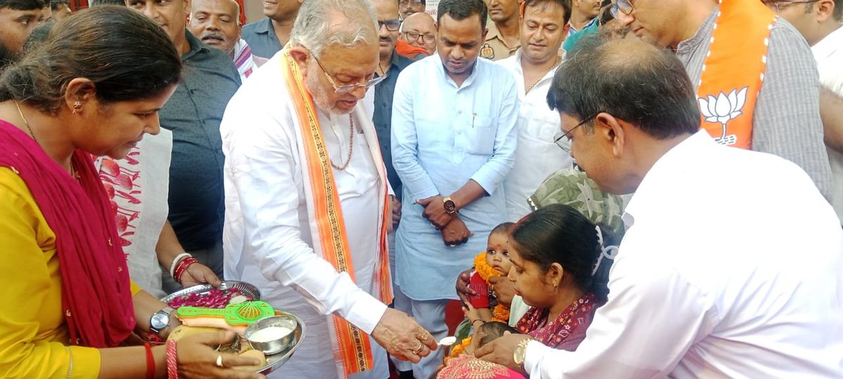 icds_up's tweet photo. वाराणसी में मा० वित्त एवं संसदीय कार्य मंत्री श्री सुरेश कुमार खन्ना जी ने आयोजित कार्यक्रम में अन्नप्राशन एवं गोदभराई के साथ ही एवं नई पुष्टाहार रेसिपी का वितरण कर मातृ एवं शिशु पोषण के प्रति जागरूकता का संदेश दिया। @MinistryWCD @CMOfficeUP #PoshanAbhiyaan #ICDSUP #Varanasi https://t.co/fV00t7Qla5