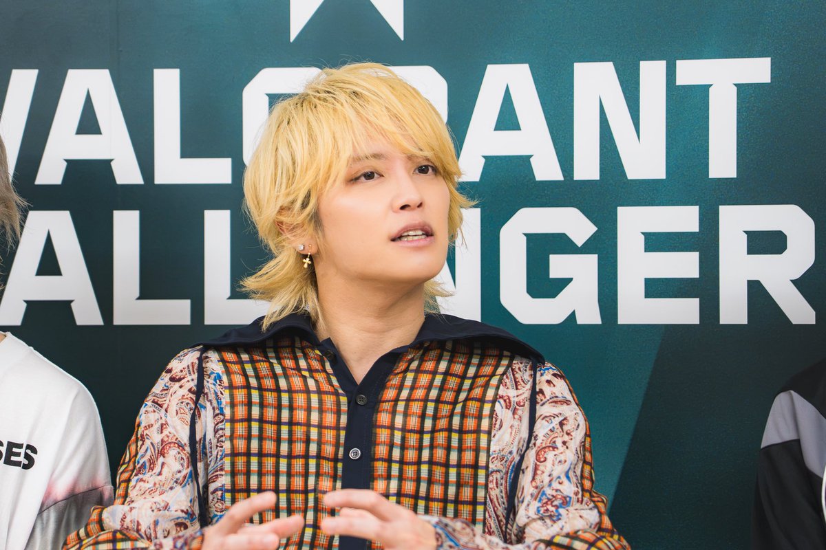 fistbump_news's tweet photo. 【手越祐也、「見られる側の意識」の重要性を語る #VCJ 】

ーーeスポーツがフィジカルスポーツの人気に追いつくために必要なこととは？

手越：普通に仕事として稼げて、夢のある生活ができて、アリーナに観客が集まるっていうものをどんどん発信し続けることが大事だと思います。

あとは選手の意識も大事です。大谷翔平さんとかクリスティアーノ・ロナウド選手とか、子供たちが見て純粋に「かっこいい」「なりたい」って思いますよね。

そういう意味で、選手のルックス、見た目、髪型など含めてカリスマ性があるから、Dep選手は人気があると思います。

こういった「見られる側の意識」をチームがしっかり教え込んで、わかりやすく「かっこいい」「eスポーツプレイヤーになりたい」って人がどんどん増えれば、裾野は広がっていくと思います。

#VALORANT #手越祐也