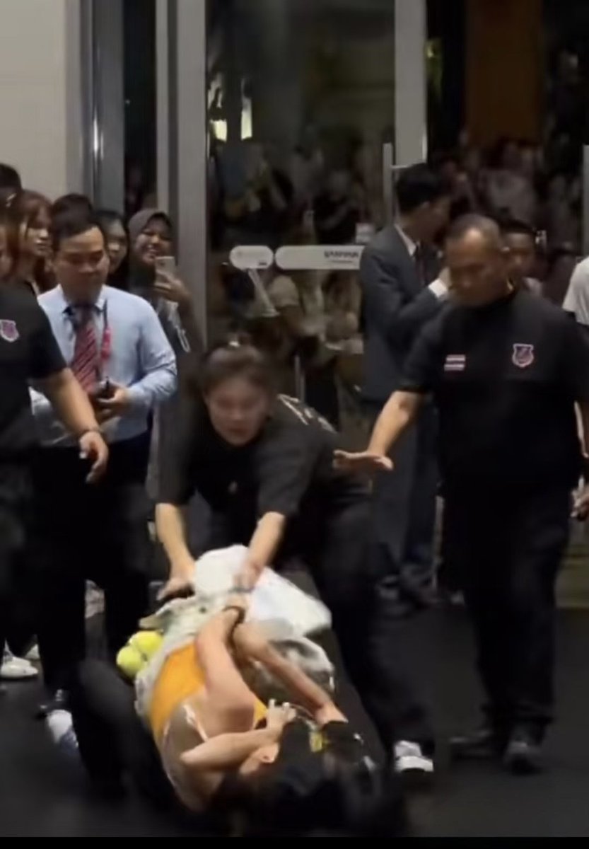 HeHe40984's tweet photo. This is an outrageous act of mob violence. What grave sin did this fan possibly commit to warrant such brutal treatment? If I travel to Thailand as a tourist, should I expect to have my hair yanked, be placed in a chokehold, and be body-slammed?
#StopViolenceAgainstFans https://t.co/nzv5X6UExz