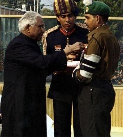 being_harshsinh's tweet photo. Story of Subedar Yogender Singh Yadav, then Grenadier 

He was a part of Ghatak Commando platoon, tasked with scaling the near vertical slope
He was the lead climber, got exposed to enemy fire, got hit by multiple bullets, but reached on top 
Killed multiple Pakistanis in close combat
His action was significant in capturing Tiger Hill

Later he was awarded PVC