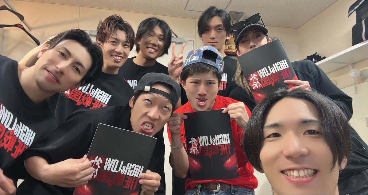 2minnanosawa2's tweet photo. 本日も終わりましたー！
ご来場誠に有難う御座いました🙇
体バキバキになりながら毎日斬られまくってます笑
そんなアクション部のみんなと📷✨

次は明後日〜！
待ってるよぉ✨

#ハイロー戦国外伝
#HiGH_LOW
#ザ戦
#ザ戦外伝
#戦国アクションスター https://t.co/ndmoFXpXpt