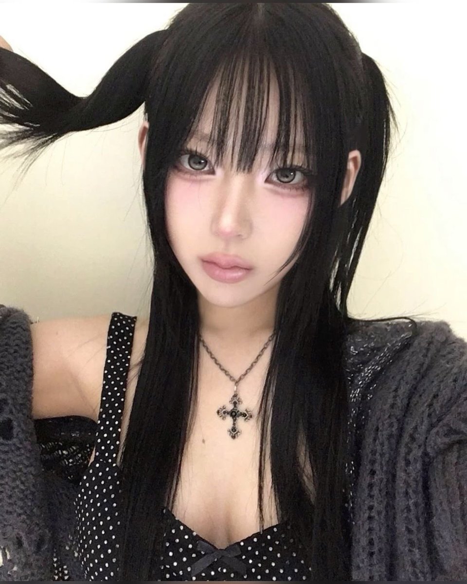 kimokimokimo00's tweet photo. 黒で目元を囲んだ、ダークで低彩度なピンクベージュメイク。目力最強つよつよﾒﾛお姉様の出来上がり... https://t.co/krYaA2LxfO