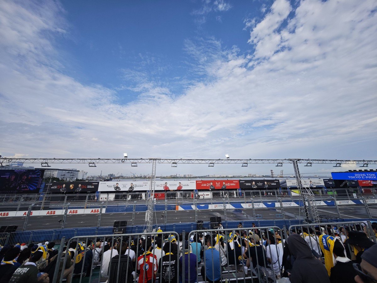 cozysomething's tweet photo. #e-prix

ゲリラ豪雨
雨上がり

この後持ってくれるといいな

もっとも
雨はヤマハに1チャン
期待できるかな https://t.co/ax9OuZUh3r