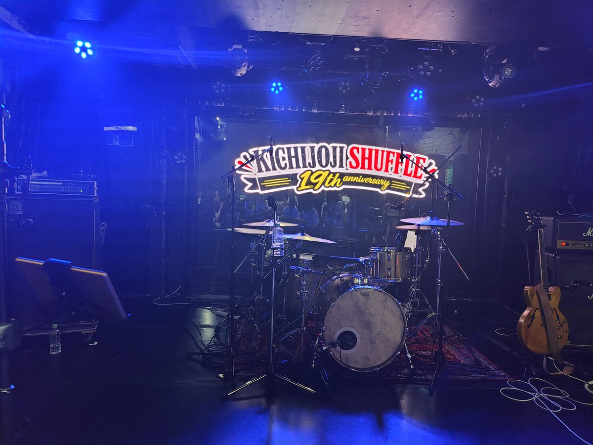 tomomi11295's tweet photo. 吉祥寺SHUFFLEのmeiyoさんとぼっちぼろまるのライブ行ってきた!!
奇跡的に2列目で見れて、ちかっ!!ってな���た!隣のグループが皆で幕の前で写真撮ってて、いいな🩷私もmeiyoさんのこんなとこいいんだよ、すごいよねってこと語り合いたいなとか思った😌ま、いつもぼっち参戦なんですけど😆
#meiyo https://t.co/pZGom1Jf36