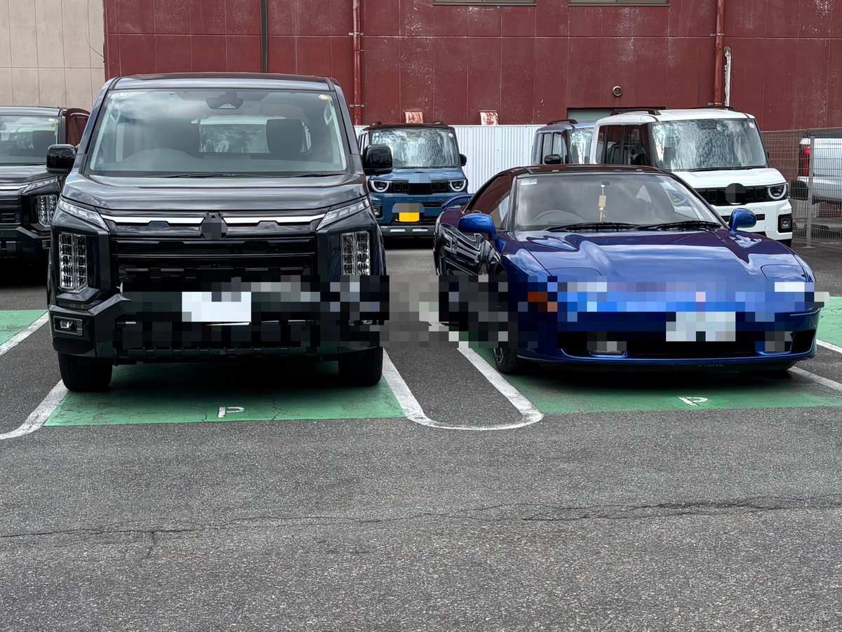 syutarof's tweet photo. 車検終了。タイミングベルトとその周辺交換込で47万円也。
代車（左）との視点の高さ差がすんごい。毎回最新高グレードの新車を代車で用意して遊ばせてくれるディーラー担当者様に感謝。 https://t.co/JIjdZAfXjg