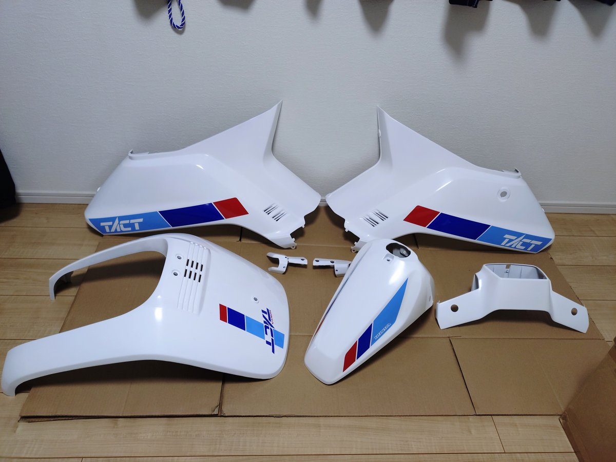 MK_tact's tweet photo. 別の外装一式を自家塗装して、
現在のスパタク仕様になりました。
#旧原付 https://t.co/V9TGDT7flz