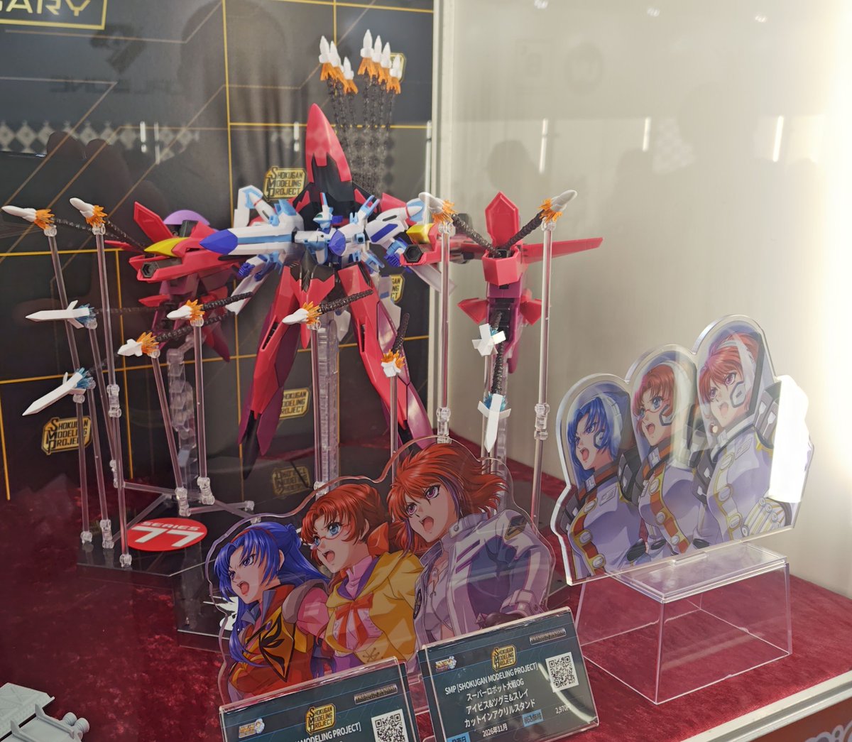TakanobuTerada's tweet photo. 本日のワンフェスより、バンダイ キャンディ事業部さんのSMPハイペリオン（現在、プレミアムバンダイにて予約受付中）。工場試作品です。アイビス達のアクスタとの大きさ対比は右の写真をご参照下さい。 https://t.co/yUIEphJjXa