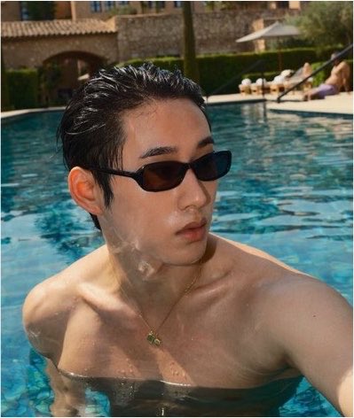 WilliamEst4eva's tweet photo. The swimmer                                       His idol bf https://t.co/9H523IU1kT