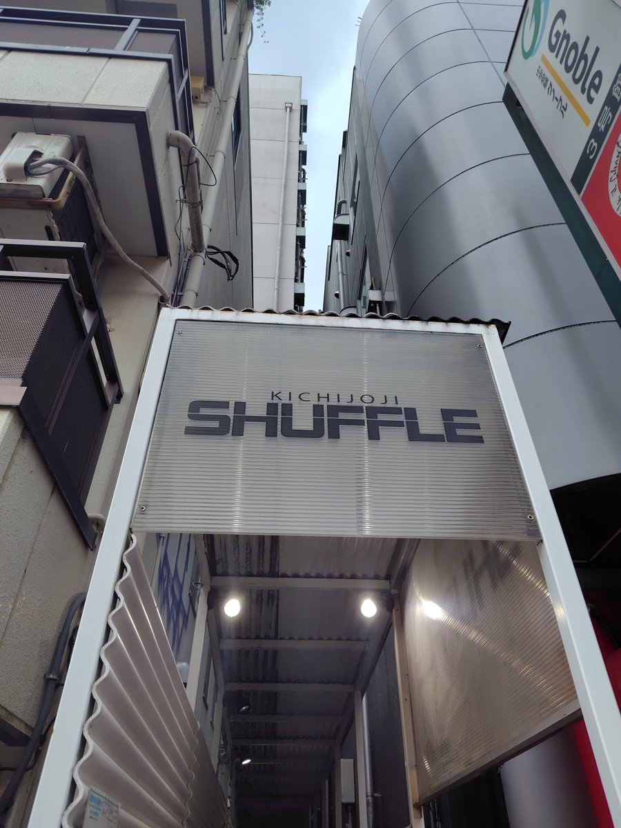 tomomi11295's tweet photo. 吉祥寺SHUFFLEのmeiyoさんとぼっちぼろまるのライブ行ってきた!!
奇跡的に2列目で見れて、ちかっ!!ってな���た!隣のグループが皆で幕の前で写真撮ってて、いいな🩷私もmeiyoさんのこんなとこいいんだよ、すごいよねってこと語り合いたいなとか思った😌ま、いつもぼっち参戦なんですけど😆
#meiyo https://t.co/pZGom1Jf36